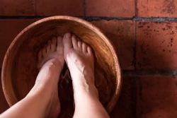 El lavatorio de pies en el cual Jesús lava los pies a sus discípulos, con la finalidad de dar un ejemplo de amor y servicio a los demás.