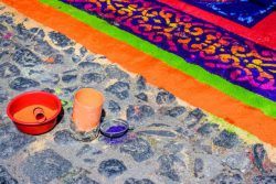 La Semana Santa corresponde en el antiguo calendario indígena, al mes de Hueytozoztli donde se honraban a los dioses del maíz Centéotl y Chicomecóatl (Hombre y mujer) a quienes se les ofrecían mazorcas del año anterior, para convertirlas en semilla.