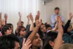 Jóvenes levantan la mano para responder a las preguntas realizadas durante la conferencia " Prevención de Violencia, Plática Teórica - Práctica", impartida por Fundación La CANA. 