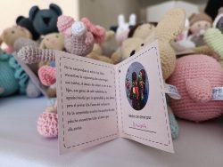 Muñecas, osos, conejos y gatos tejidos a crochet por mujeres privadas de la libertad, estuvieron a la venta durante el primer día del ciclo de conferencias 8M. La fundación La CANA trabaja con mujeres privadas de la libertad, con la finalidad de mejorar su calidad de vida y lograr su reinserción en la sociedad, capacitándolas en oficios como carpintería, serigrafía, corte y confección. 