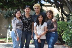 Yéssica Cortés, Germaine Anndrick, Citlalli Hernández, Mónica Leynez y Diego García, estudiantes de último semestre de Mercadotecnia, reciben reconocimiento a la excelencia creativa en el Concurso TÓTEM 2022-23.