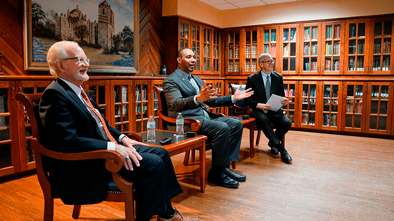 Lewis Center Welcomes Bexar County Commissioner Tommy Calvert to UIW